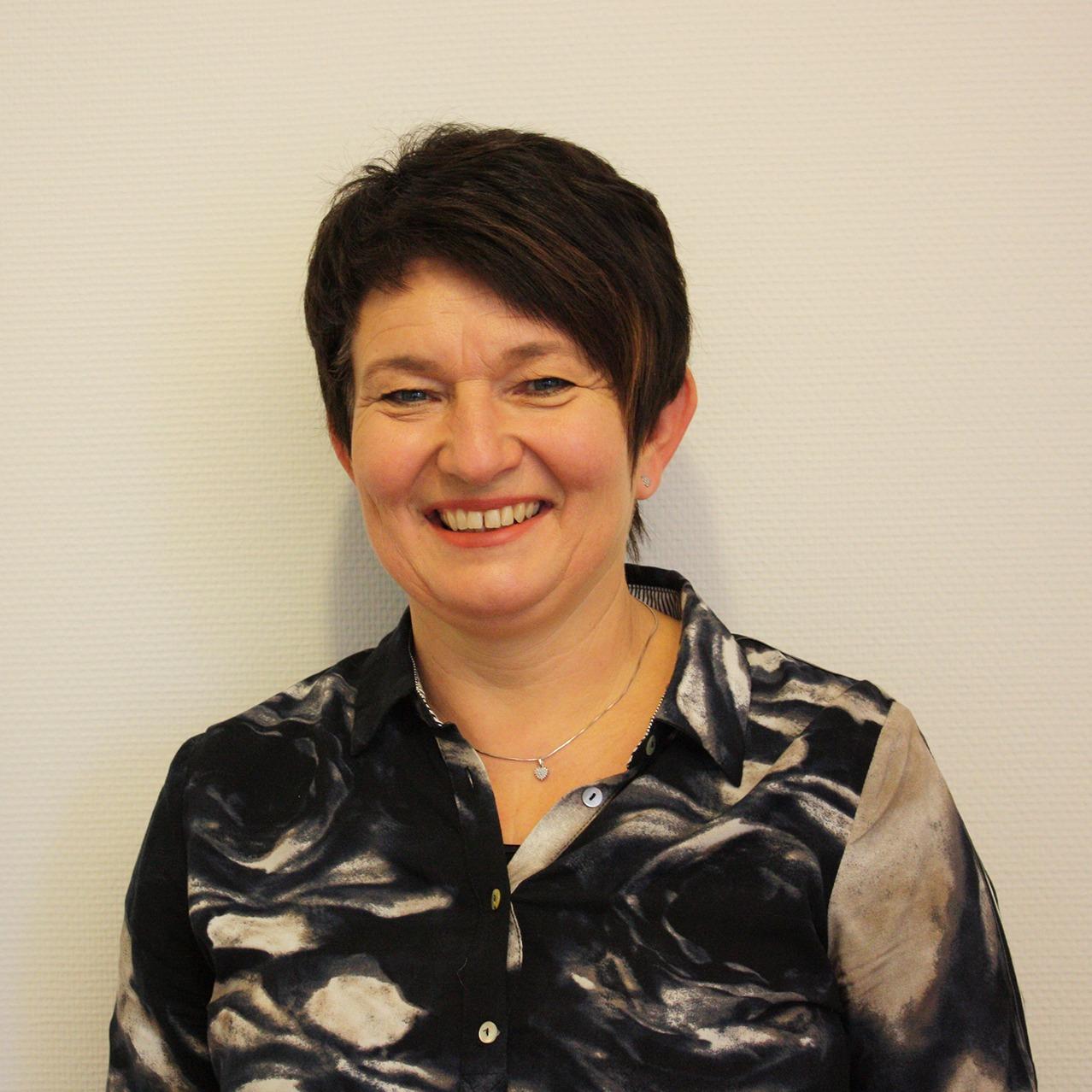 Kvinne med mørkt kort hår